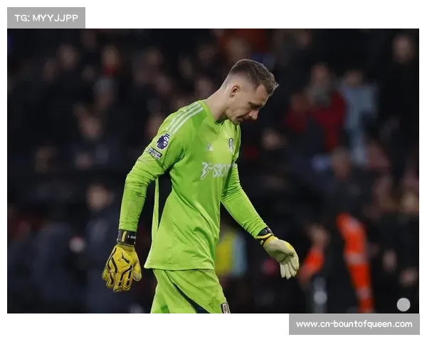 VAR介入，判定诺丁汉森林球员在禁区内的手球犯规，伯恩茅斯获得点球机会